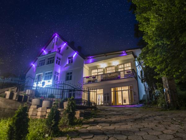 Lawendowy Dworek nocą