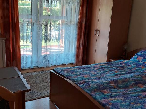 Pokój dwuosobowy z łazienką I tarasem od strony ogrodu.