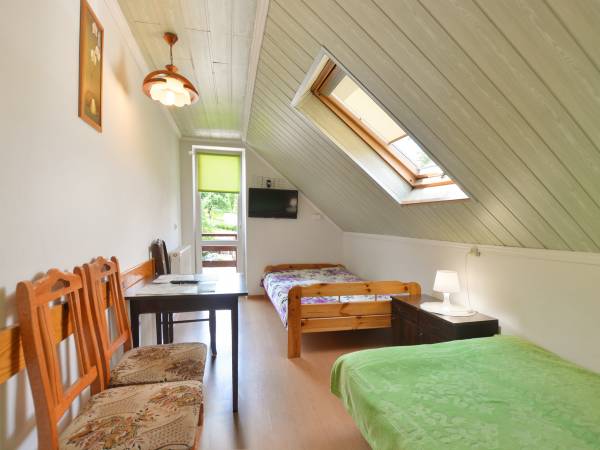 Pokój 3 os z łazienką balkonem na piętrze domu