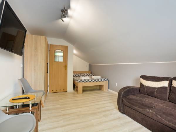 Pokój 4 osobowy z łazienką, balkonem i osobnym wejściem.