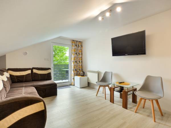 Pokój 4 osobowy z łazienką, balkonem, osobnym wejściem.