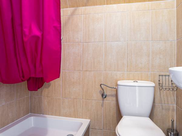 Łazienka - pokój dwuosobowy różowy