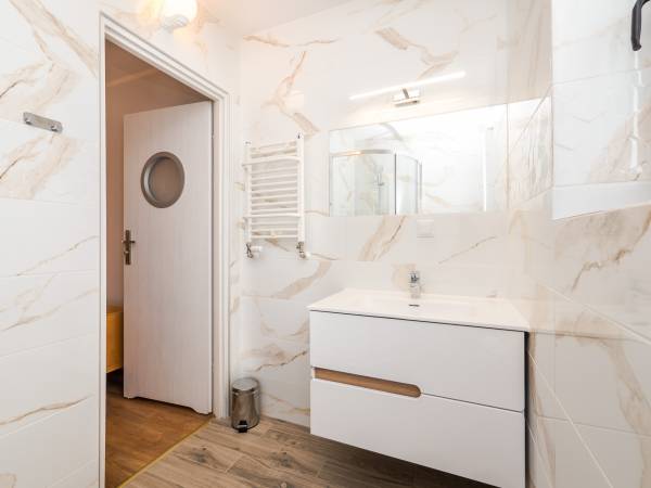 łazienka w pokoju 3 osobowym