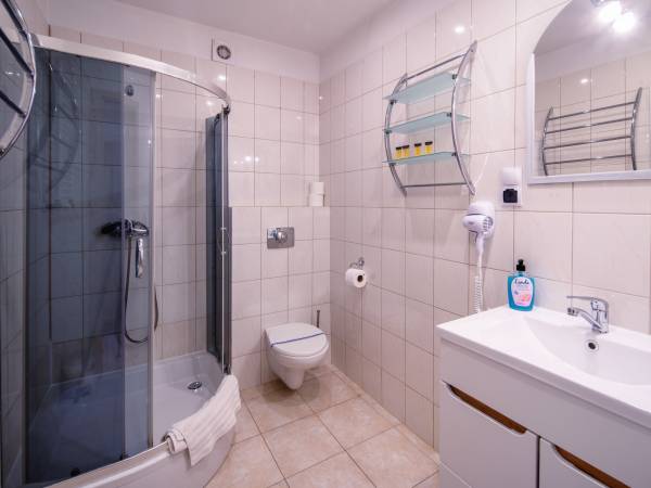 łazienka w pokoju 3 i 4 osobowym