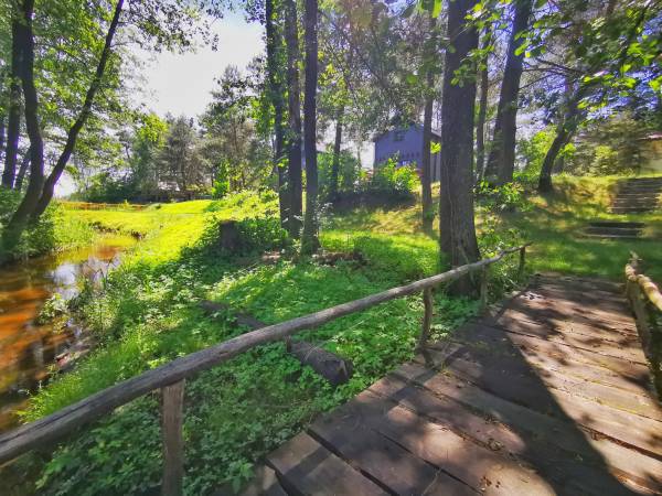 Domki na Skarpie i rzeka Tanew