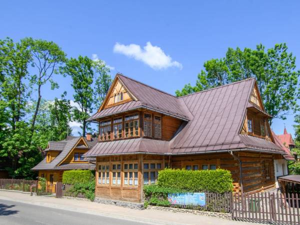 Widok obiektu od ulicy