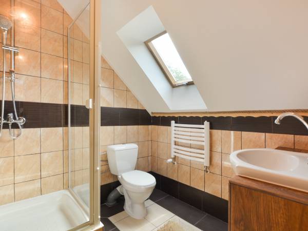 Łazienka w pokoju 3 osobowym