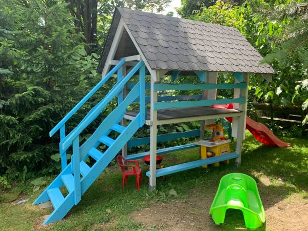 Nowy domek zabaw dla dzieci