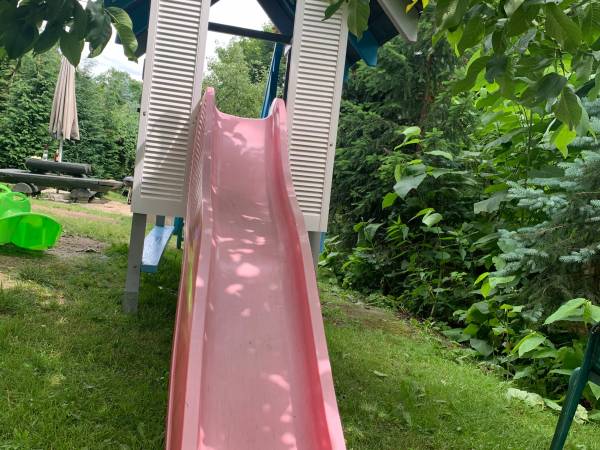 Domek ze zjeżdżalnia