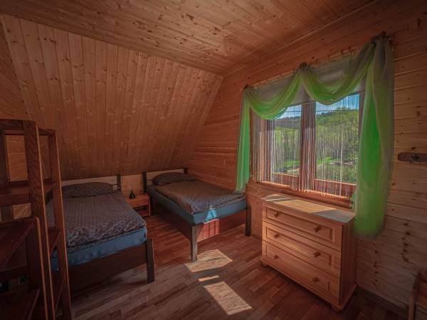 Pokój z dwoma łóżkami pojedynczymi i jedno małżeńskie