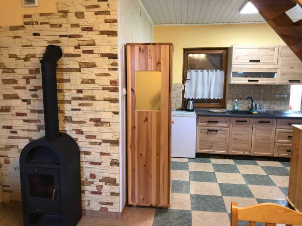 Domek nr3: kominek i kuchnia