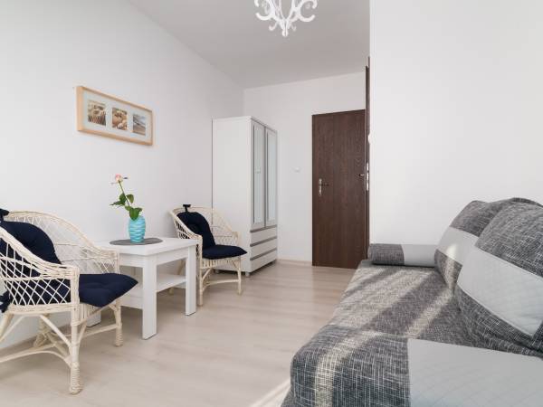 pokój dwuosobowy z szeroką dwuosobową kanapą