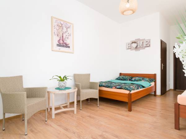 pokój trzyosobowy na parterze z bezpośrednim wyjściem tarasowym