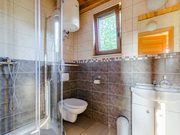 ŁAZIENKA W DOMKU PIĘTROWYM