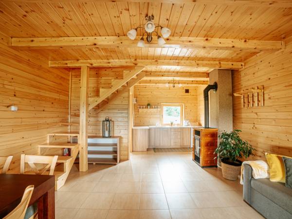 Salon z kominkiem, kuchnią i jadalnią