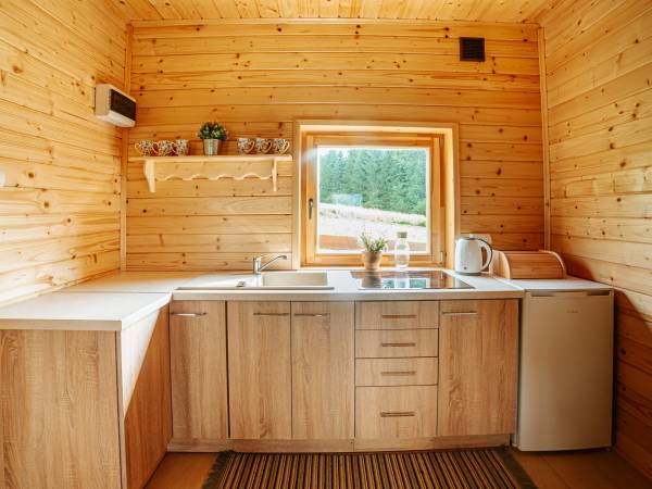 Otwarta kuchnia połączona z salonem i jadalnią