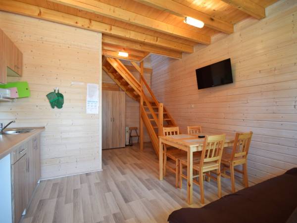 Pokój dzienny z aneksem kuchennym. Domki 5 i 6. W domkach 1,2,3 w lustrzanym odbiciu.