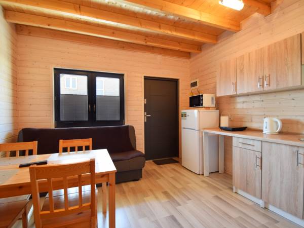 Pokój dzienny z aneksem kuchennym. Domki 5 i 6. W domkach 1,2,3 w lustrzanym odbiciu.