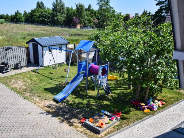 Widok na nowy plac zabaw.