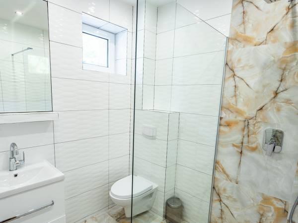 łazienka do pokoju typu studio