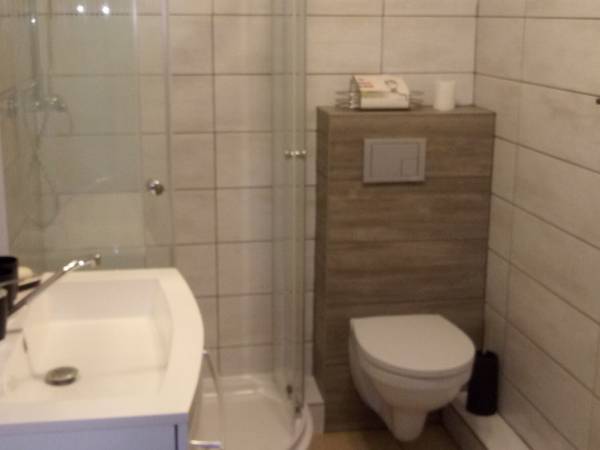 łazienka w pokoju rodzinnym