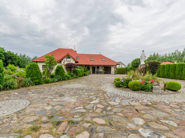 Kamienny Dworek Pokoje Gościnne i Pracownicze