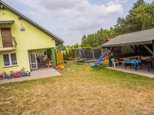 Widok na podwórko z placem zabaw