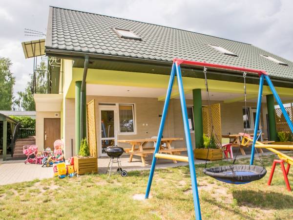 Pokoje na dole z zadaszonym tarasem, z widokiem na plac zabaw