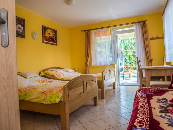 Pokój 2-4 osobowy z tarasem na dole