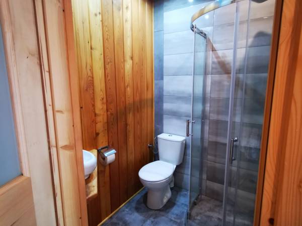 Łazienki w pokojach