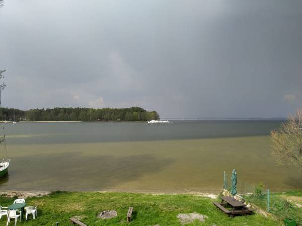 Jasny pas jeziora to płycizna idealna do kąpieli dla dzieci.