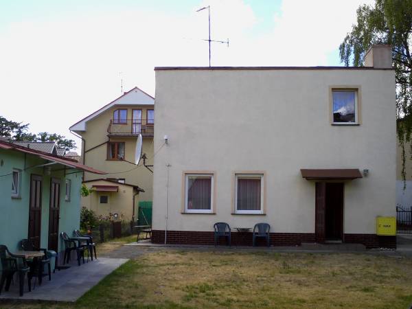 Zielony domek letniskowy i dom całoroczny