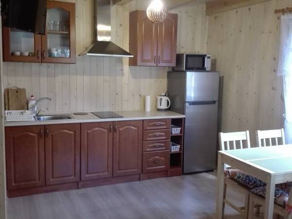 kuchnia wyposażona w naczynia