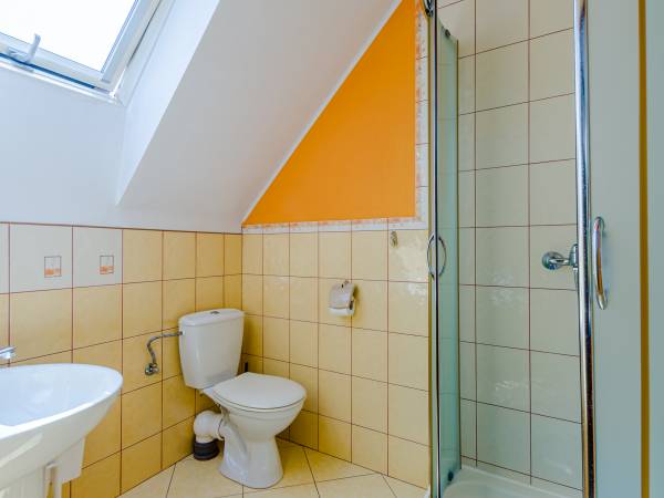 WC przy pokoju trzyosobowym