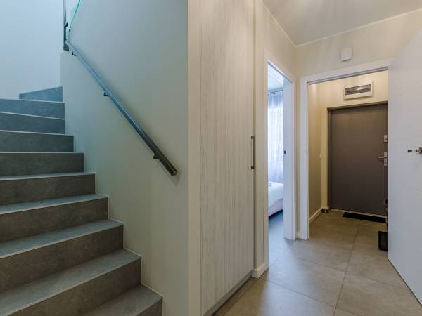 przedpokój i schody na górny poziom