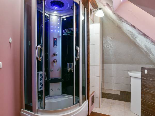 Łazienka pokoju pięcioosobowego nr 4