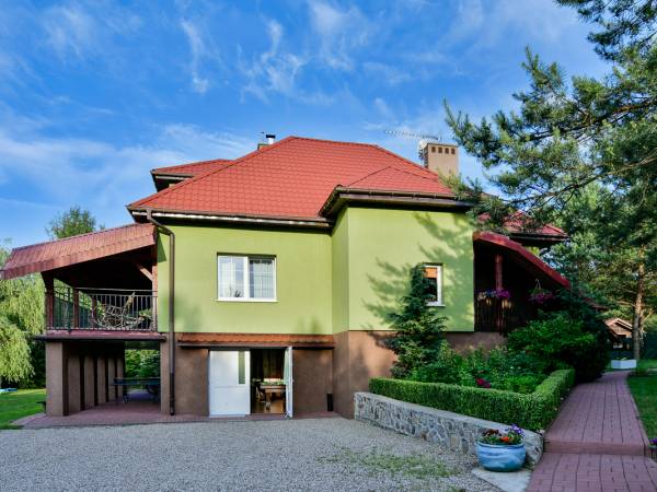 Widok pensjonatu od bramy wjazdowej. 