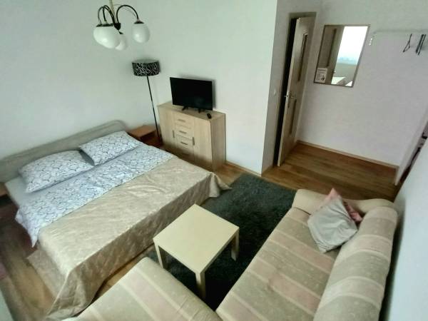 Pokój z wyjściem na taras przez kuchnie