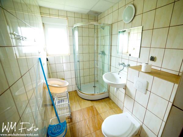 Łazienka z kabiną i toaletą