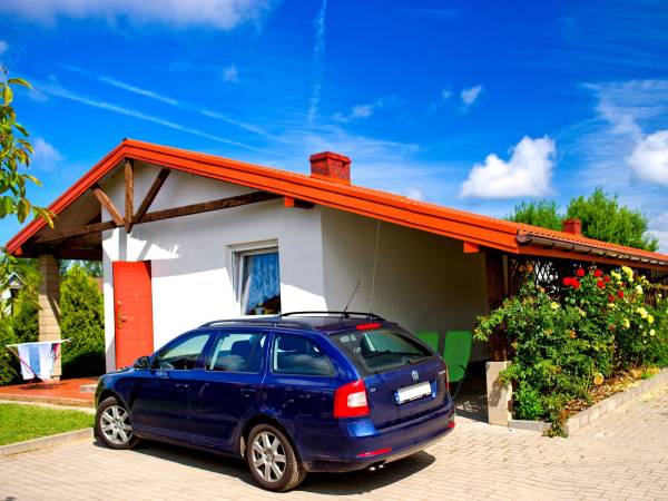 Przy każdym domku parking