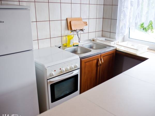 Kuchnia- lodówka, piekarnik, wszelkie naczynia do dyspozycji gości