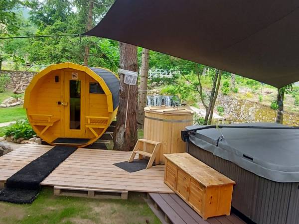 Sauna oraz Jacuzzi w ogrodzie