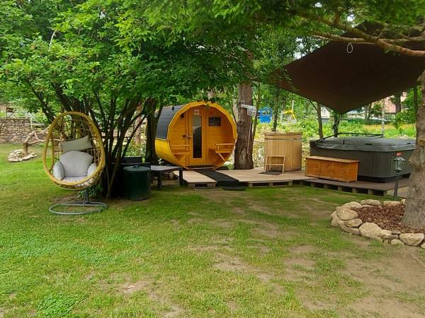 Sauna oraz Jacuzzi w ogrodzie