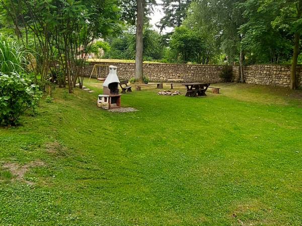 Ogród miejsce do grilowania oraz do robienia ognisk