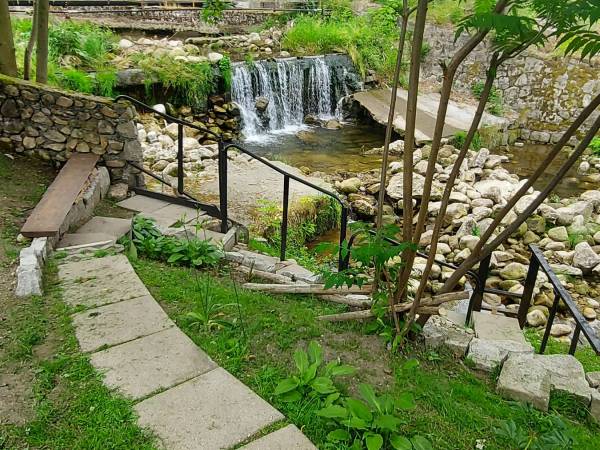 Wodospad zejscie z ogrodu