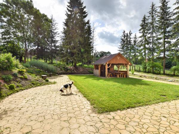 ogród z grill-altaną