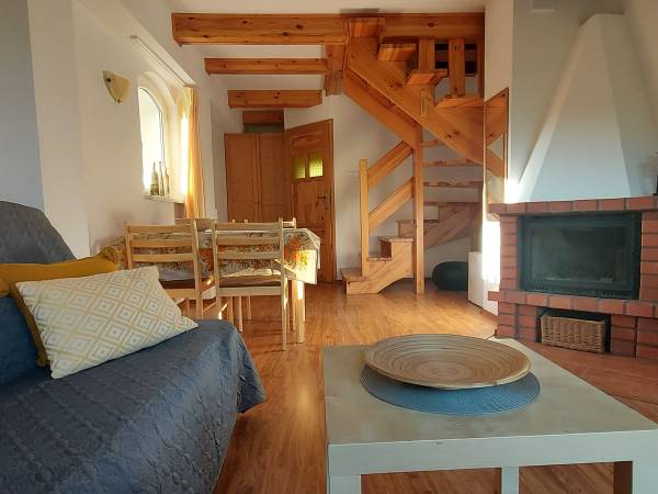 Apartament dwupoziomowy z kominkiem i niezależnym wejściem z ogrodu