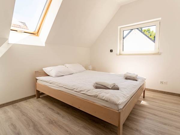 sypialnia z dużym łóżkiem