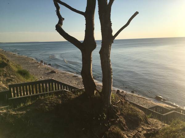 zejście na plażę w Dębinie