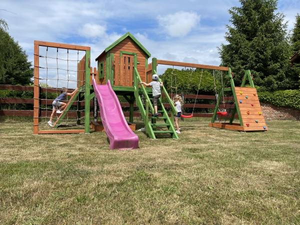 Plac zabaw na terenie przed apartamentem